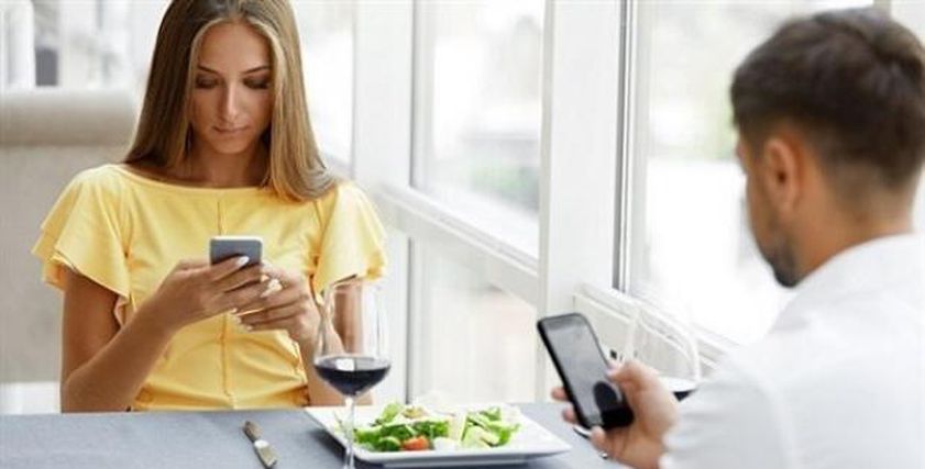 استخدام الهاتف اثناء الطعام يقضي على السعادة