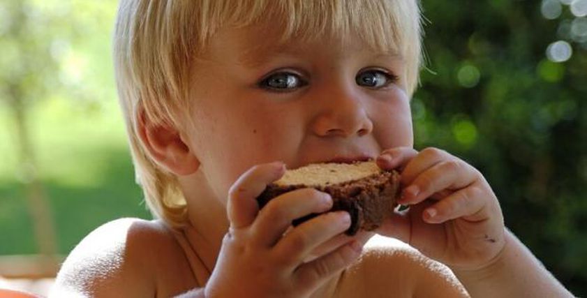 إطعام الأطفال مبكرا يحميهم من حساسية الغذاء