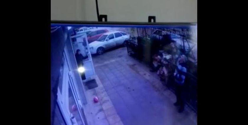 بالفيديو| نجاة طفلة سقطت من الطابق الخامس على يد سائق تاكسي