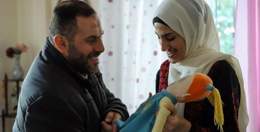 سارة تتسلم هدية والدها الفلسطينى بعد 18 عامًا في سجون الاحتلال