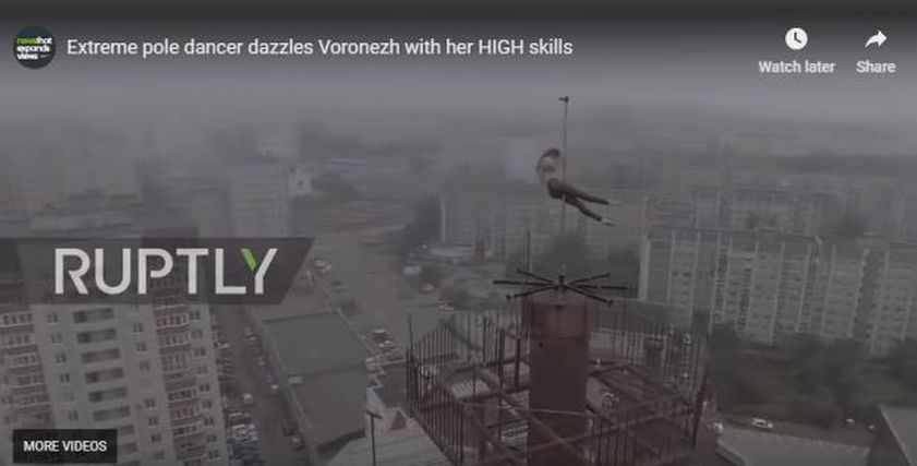 بالفيديو| رقصات خطيرة على عمود أعلى بناية في روسيا