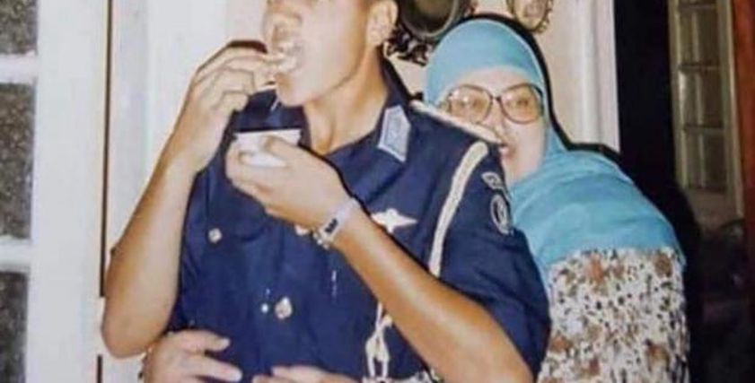 الشهيد احمد منسي مع والدته