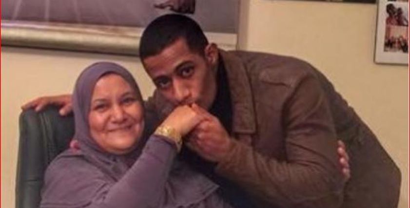 محمد رمضان يقبل يد والدته: