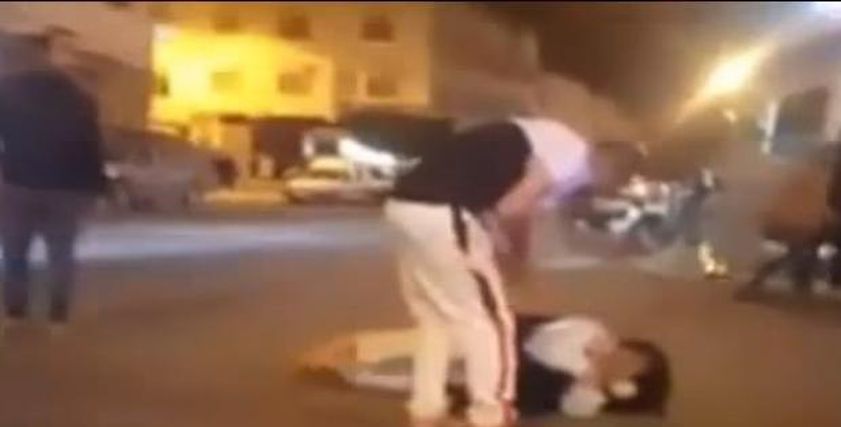 رجل يعتدي على سيدة في الشارع دون تدخل الماره