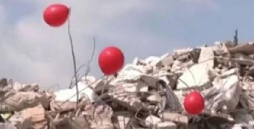 البالونات الحمراء على أنقاض تركيا