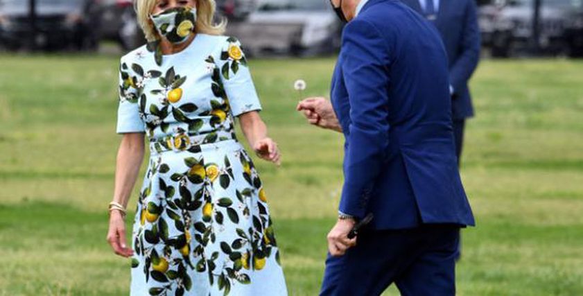الرئيس الأمريكي يهدي لزوجته زهرة