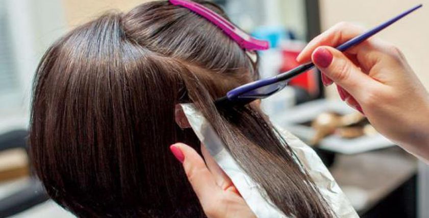استخدام صبغات الشعر بشكل متكرر يزيد خطر الإصابة بسرطان الثدي
