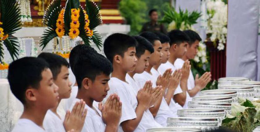 12 تلامذة نجوا من كهف في تايلاند يزورون معبدا بوذيا