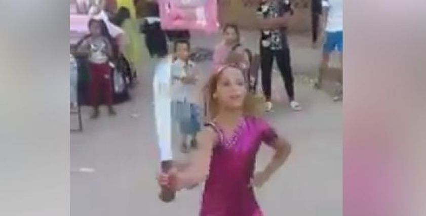 بالفيديو| طفلة ترقص بـ