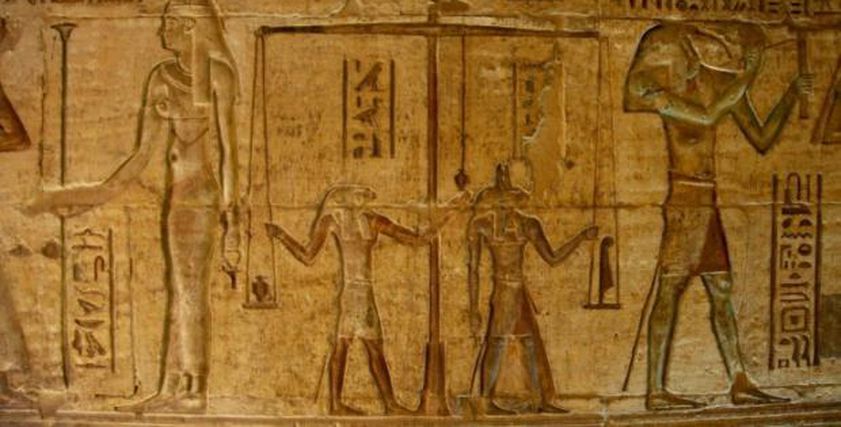 ملابس  النساء في العصر الفرعوني