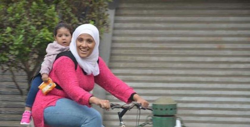 ولاء إبراهيم أثناء حمل ابنتها خلال ركوب الدراجة