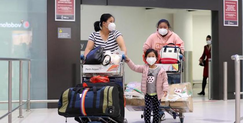 مواطنون صينيون يغادرون بلدهم خوفًا من الفيروس المستجد