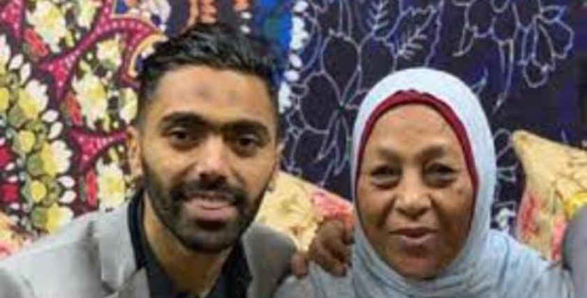 اللاعب حسين الشحات ووالدته