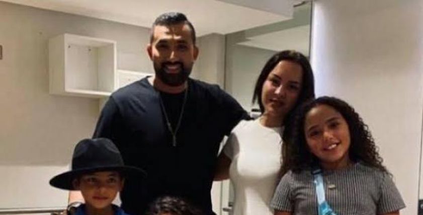 هاني سعد مع زوجته الأولى وأبنائه