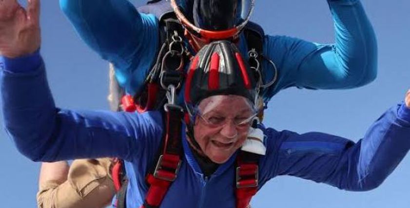 سيدة بريطانية تحتفل بعيد ميلادها ال90 بالقفز 12 ألف قدم عن سطح الأرض.. العمر مجرد أرقام