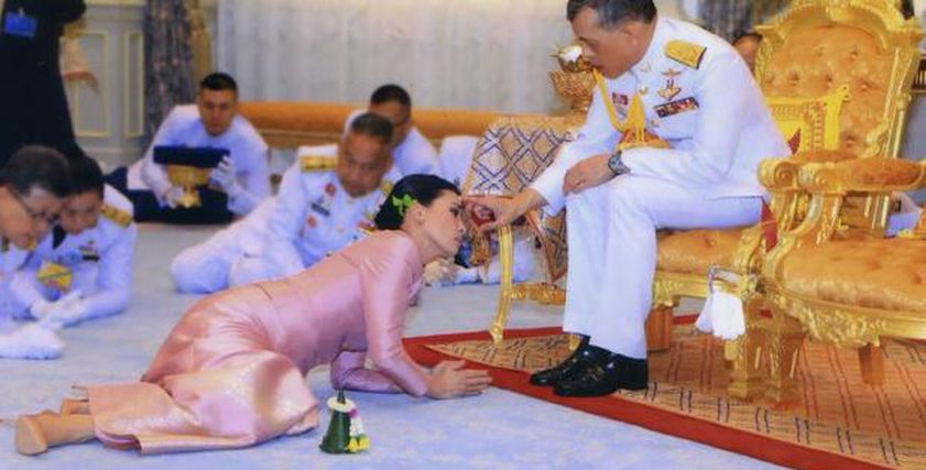 ملك تايلاند أثناء حفل زفافة على الرفيقة