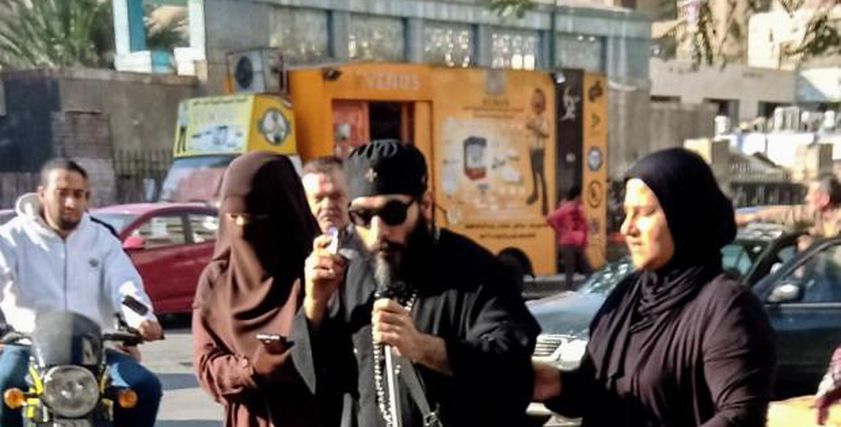 مشهد عبور مسلمتان وقس كفيف الشارع