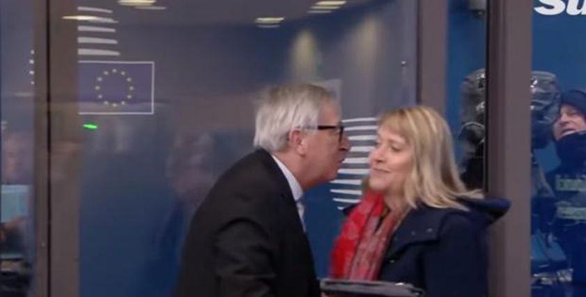 بالفيديو| رئيس المفوضية الأوروبية يقبل السيدات عند مدخل المفوضية