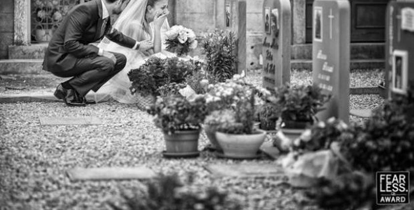 عروس تبكي أمام قبر أحد أقاربها