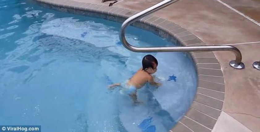 بالفيديو| طفلة عمرها عام تسبح كالمحترفين