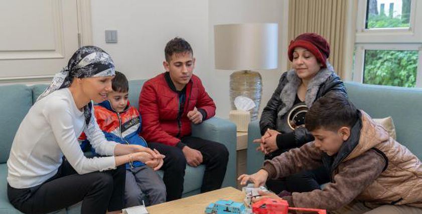 بالصور| أسماء الأسد في زيارة لعدد من عائلات الشهداء