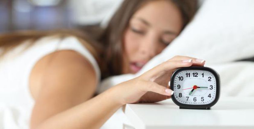 للتخلص من التجاعيد والحفاظ على نضارة البشرة يجب تنظيم ساعات النوم