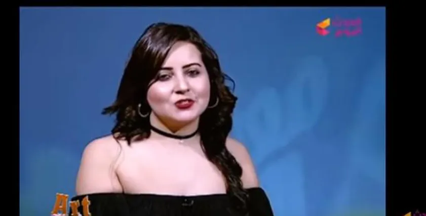 بالفيديو| مذيعة نشرة تظهر ببلوزه تكشف عن صدرها على الهواء مباشرا