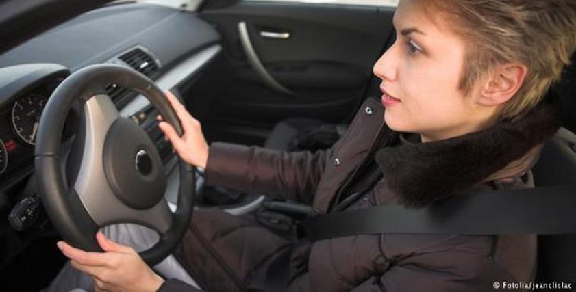 دراسة.. النساء أفضل من الرجال في قيادة السيارات