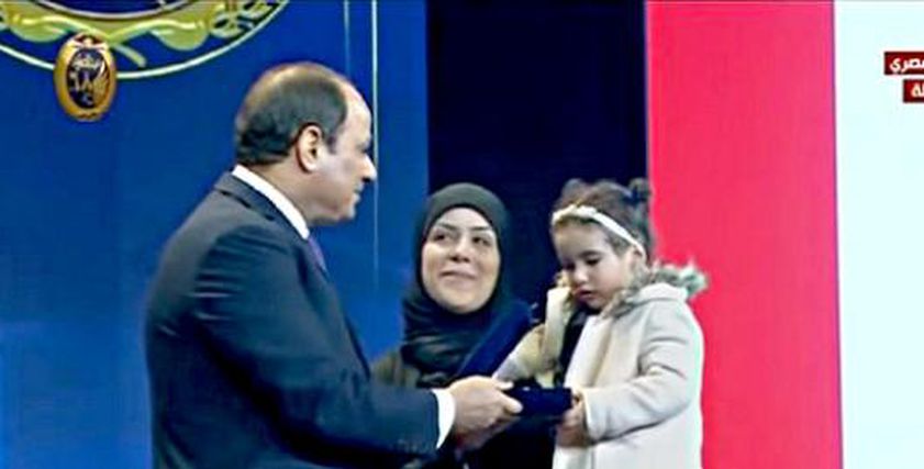 تكريم الرئيس السيسي لزوجة الشهيد محمد صلاح الدين شلبي