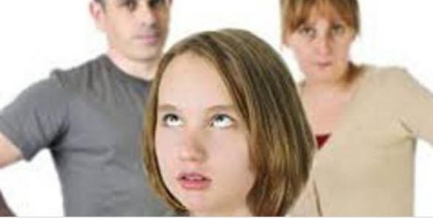 صورة تعبيرية لفتاة ووالديها