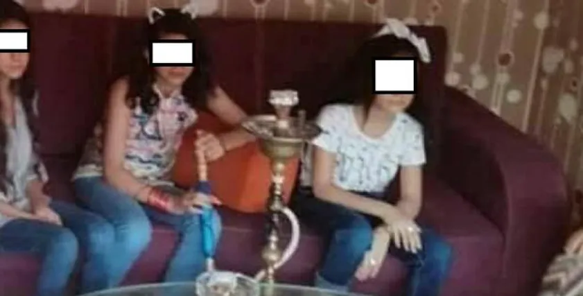 بالصور| فتيات لم يتجاوزن الـ15 عاما يدخنن الشيشة داخل أحد المقاهي