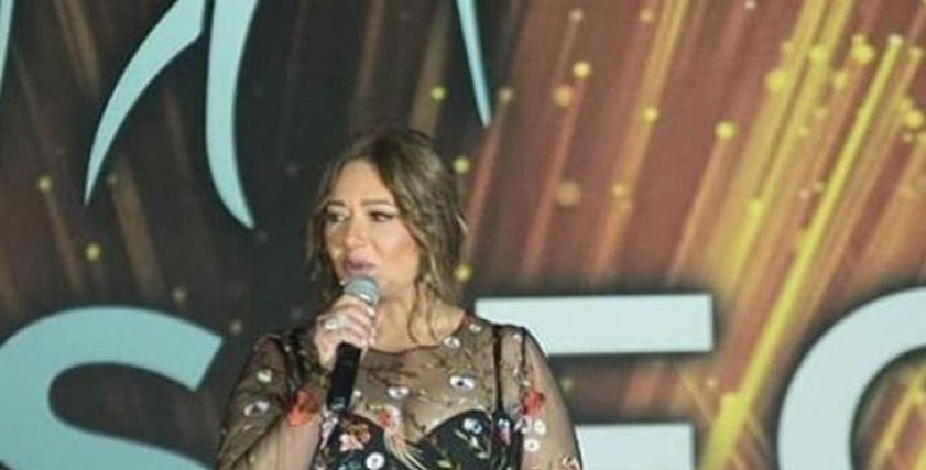بفستان شفاف.. ليلى علوي تتألق بحفل ملكات جمال العالم