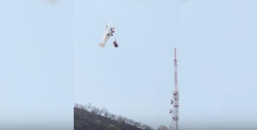 مرشد جبلي يتمكن من انقاذ زوجين من طائرة على ارتفاع 330 قدمًا