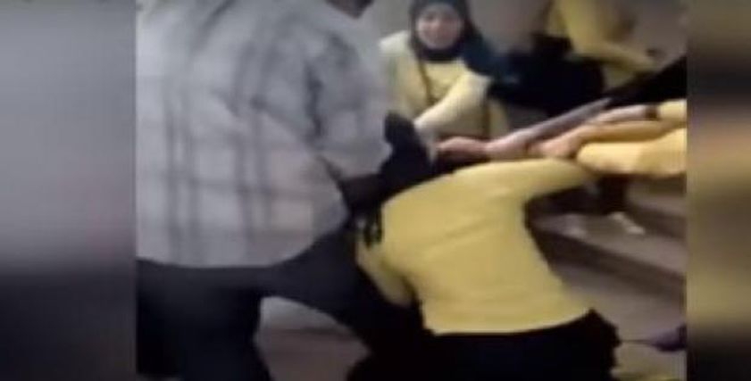 بالفيديو| طالبات يتشاجران بتمزيق ملابس بعضهن البعض