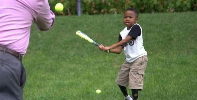 الطفل زيون هارفي يُظهر قدرة كبيرة على التعامل مع مضرب البيسبول