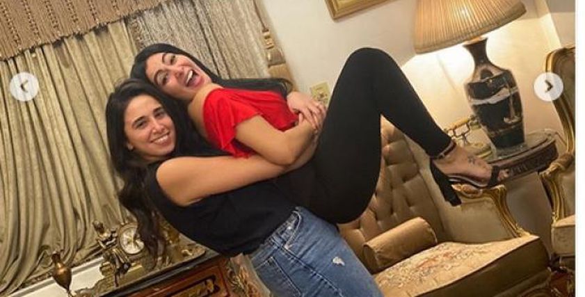 ميريهان حسين وشقيقتها
