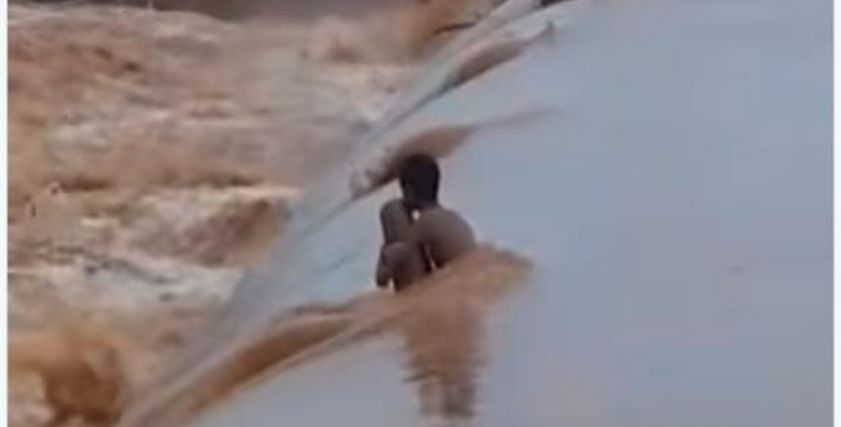 الطفل الموريتاني في أثناء إنقاذه