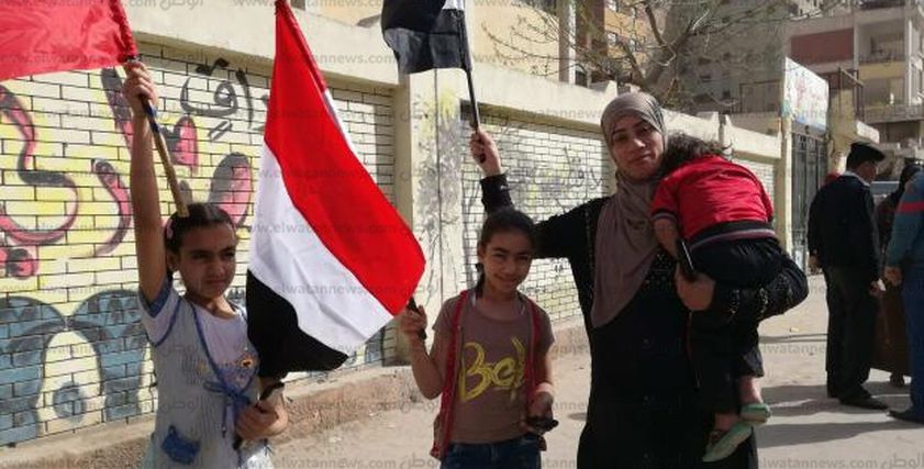 أم وأطفالها بعلم مصر خلال مشاركتها في الانتخابات: 