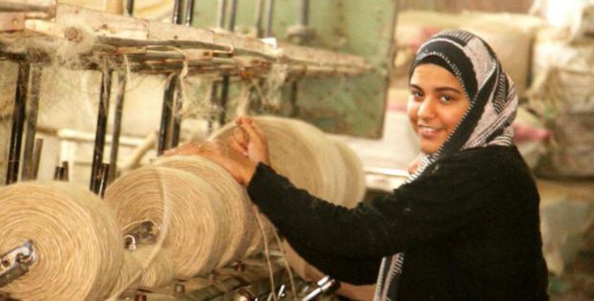 سيدات تعمل في مصنع بمحافظة الغربية