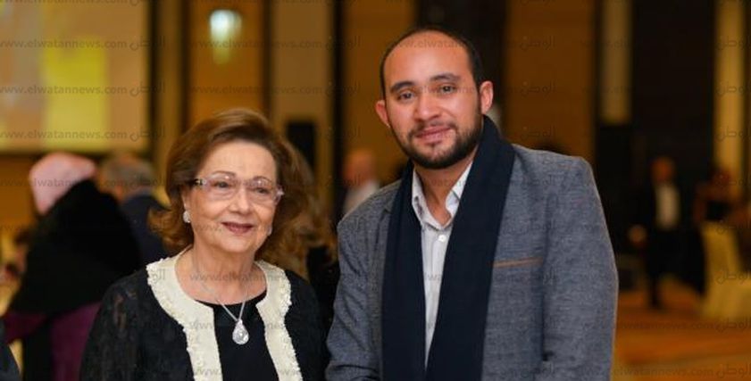 سوزان مبارك بصحبة مصور الوطن