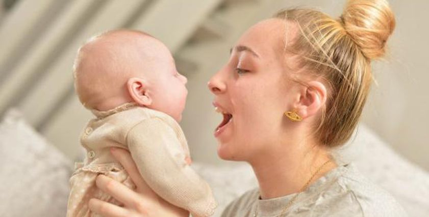 بالصور| مراهقة بريطانية تلد طفلتها الأولي دون علمها بحملها