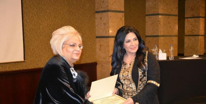 تكريم الفنانة الأردنية عبير عيسى عن مشوارها الفنى خلال فعاليات ملتقى الثقافة العربية