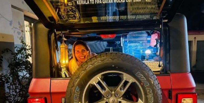 ناجي نوشي في سيارتها أثناء سفرها لحضور كأس العالم