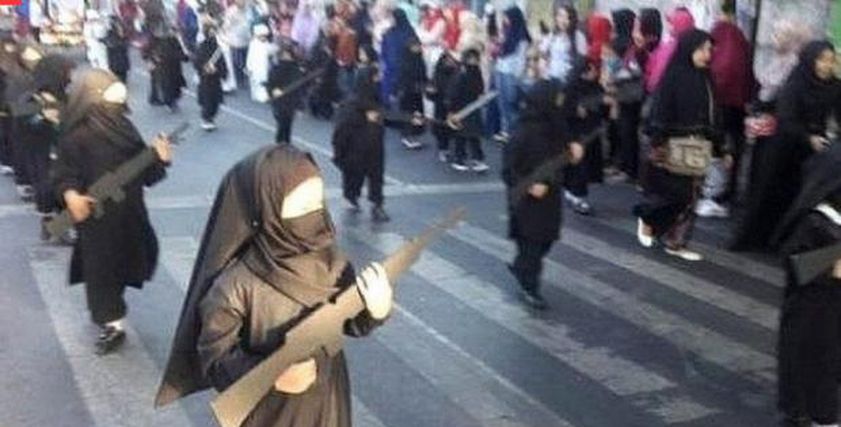 تلميذات بإندونسيا يرتدين ملابس داعش