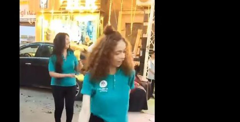 رقص فتيات في افتتاح محل