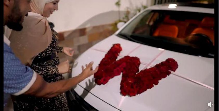 زوج يهدي زوجته سيارة الاحلام