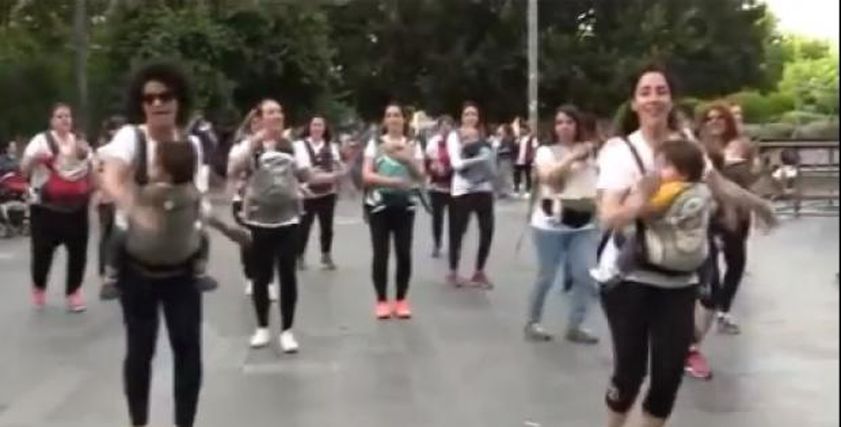 السيدات يرقصن على أغنية