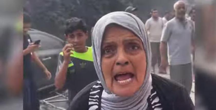 سيدة عجوز تصرخ لإغاثة غزة