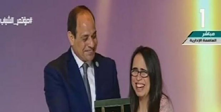 هديل ماجد أثناء تكريمها من الرئيس عبدالفتاح السيسي