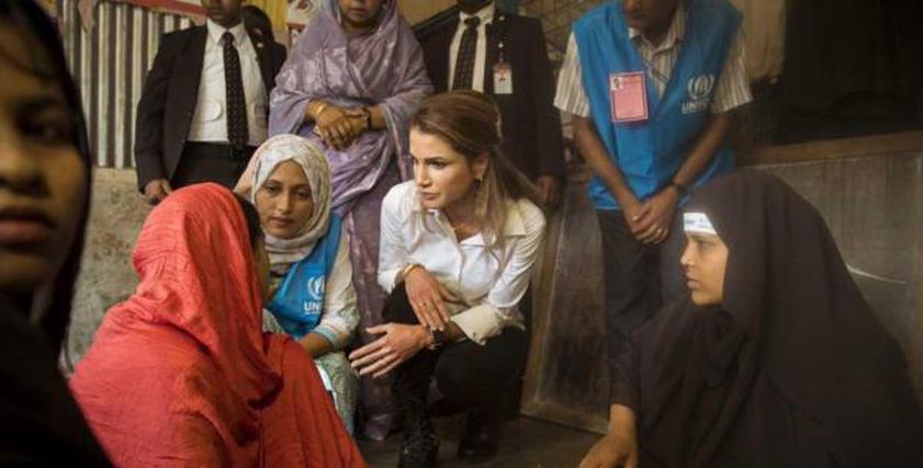 الملكة رانيا مع اللاجئين
